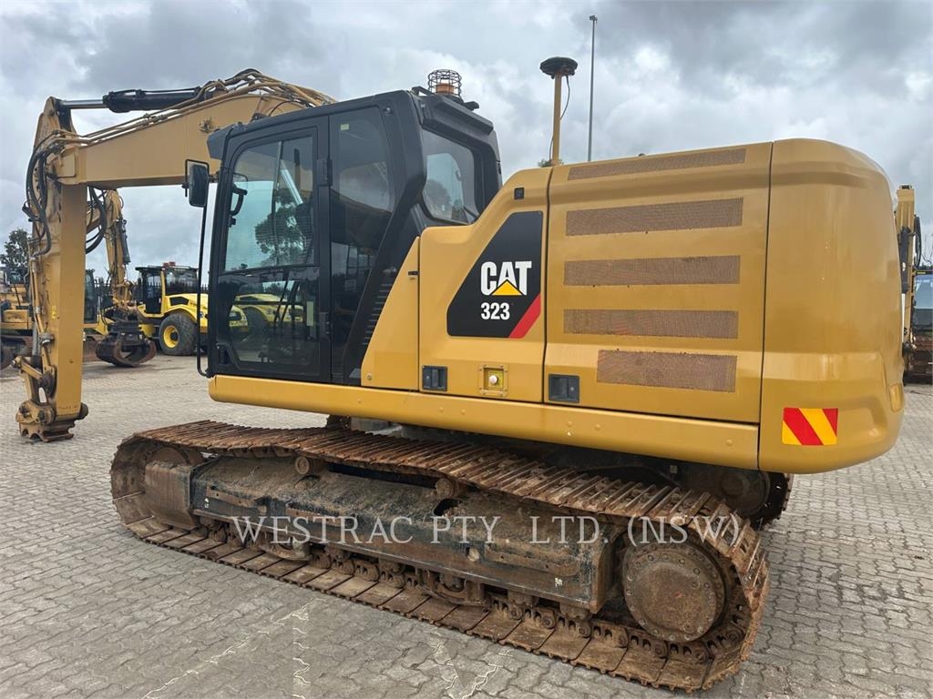 CAT 323 image 6