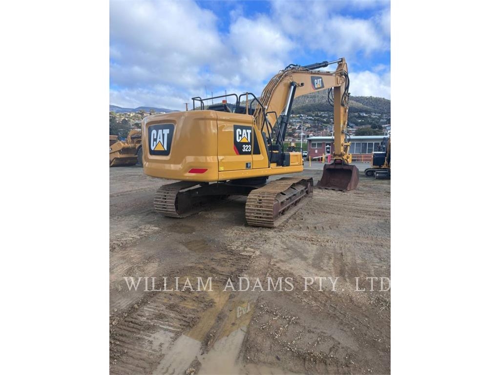 CAT 323 image 2