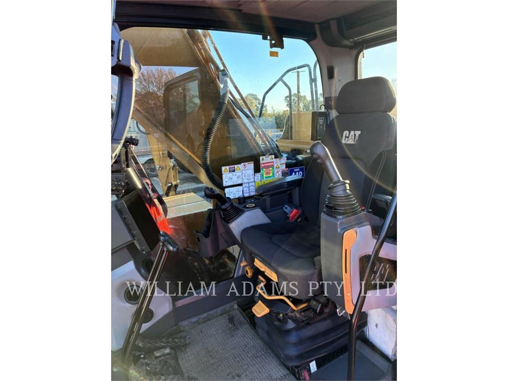 CAT 323 image 4
