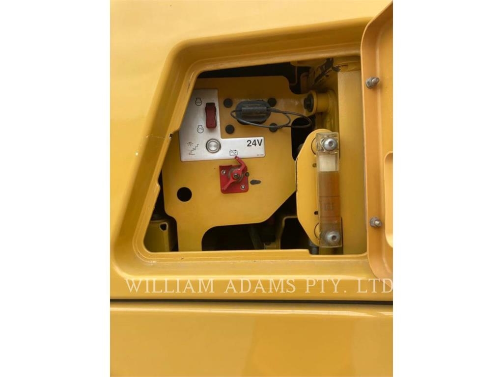 CAT 740E image 11