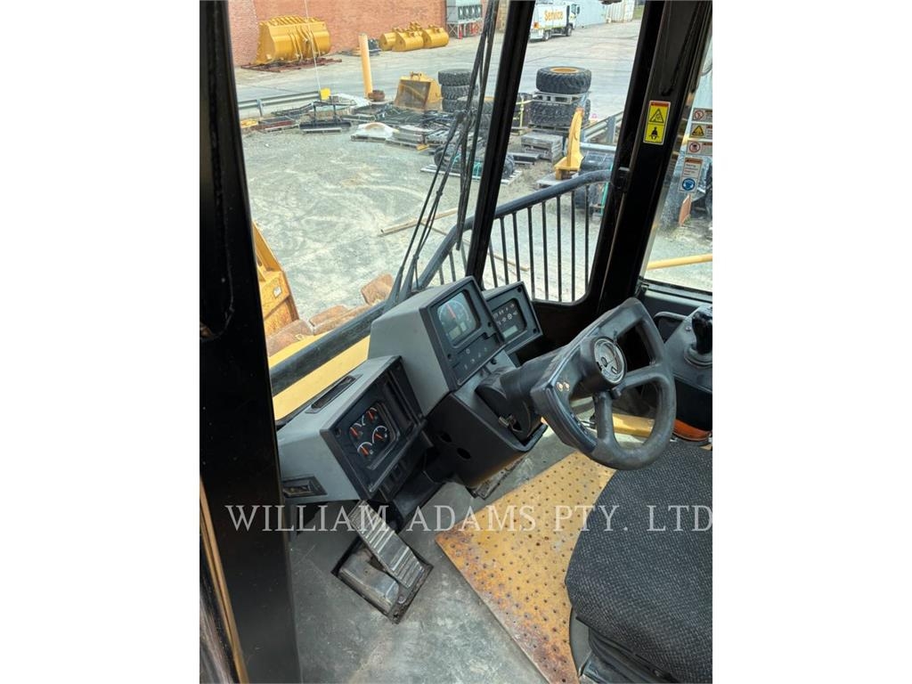 CAT 826H image 10