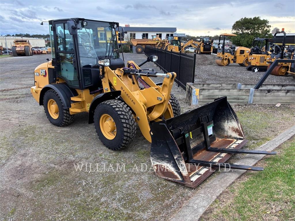 CAT 907 image 2