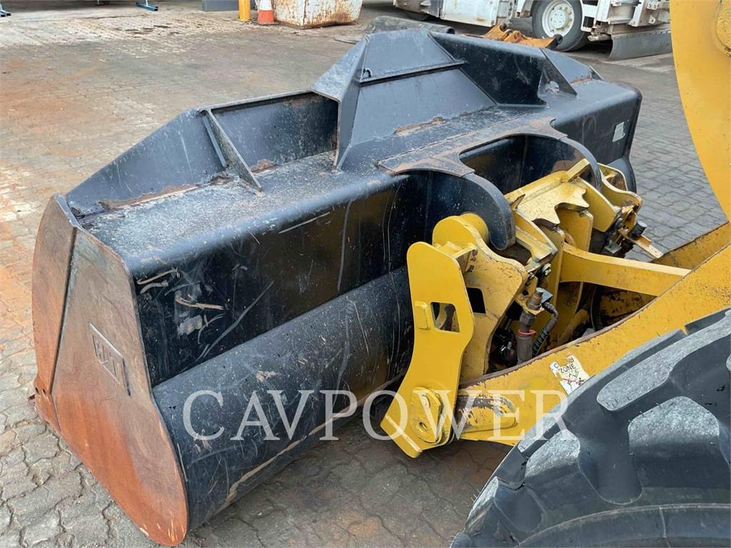 CAT 938K image 11
