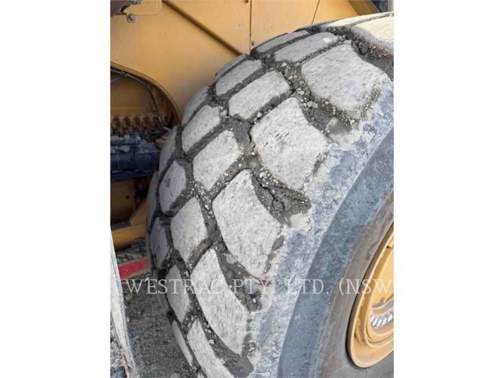 CAT 982 image 10