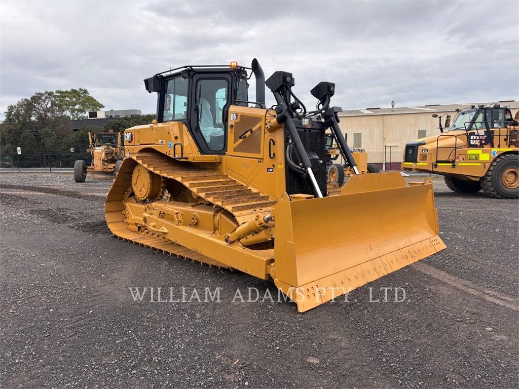 CAT D6 image 2