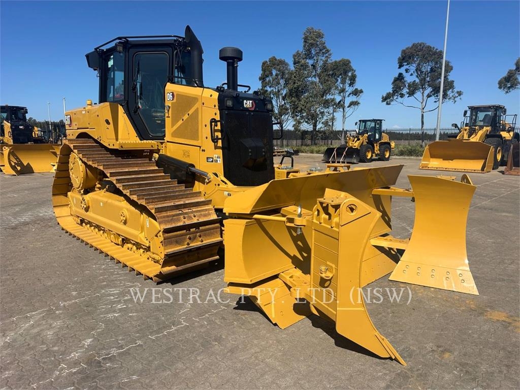 CAT D6 image 2
