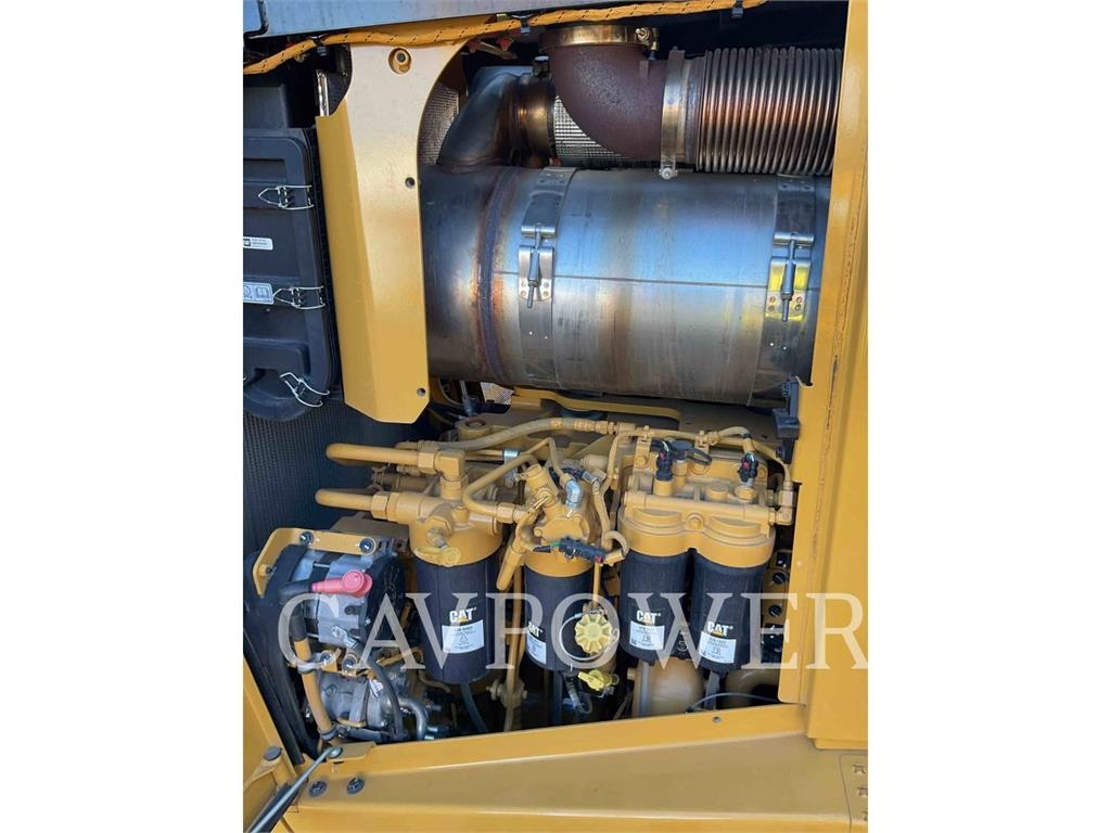 CAT D8 image 7