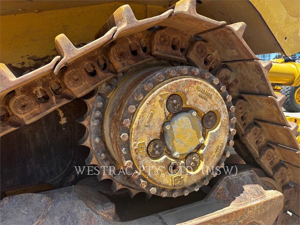 CAT D8T image 12