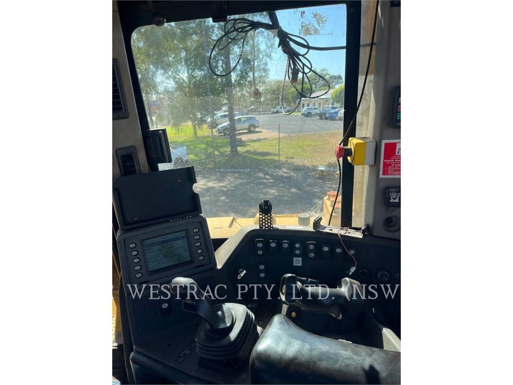 CAT D8T image 12