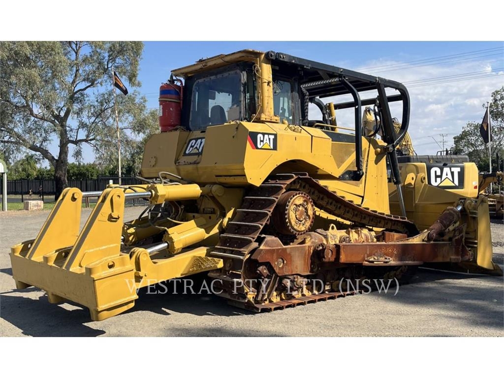CAT D8T image 2