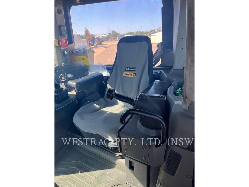 CAT D8T image 9