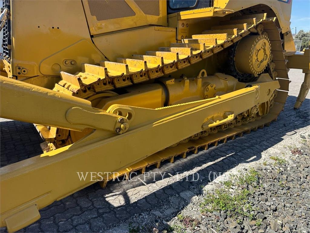 CAT D8T image 9