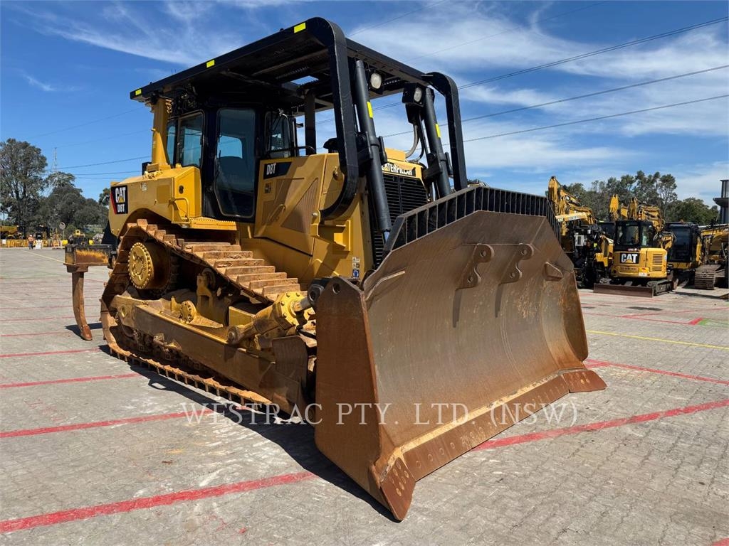 CAT D8T image 2