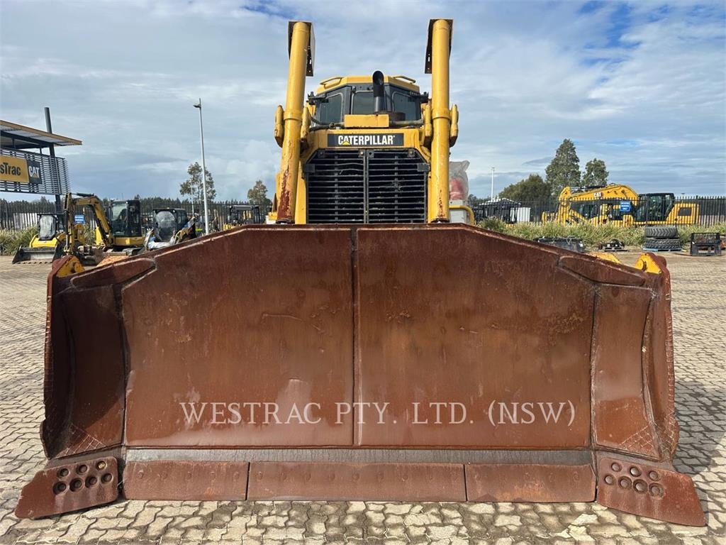 CAT D8T image 2
