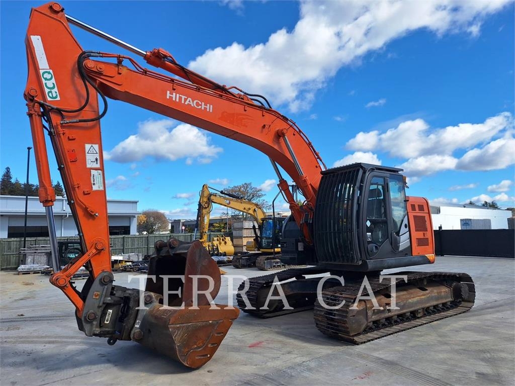 Hitachi ZX225-5 - 履带挖掘机- 建筑设备- CATERPILLAR WORLDWIDE