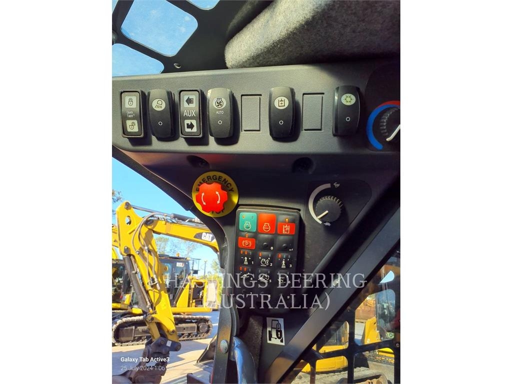 John Deere 331G image 8