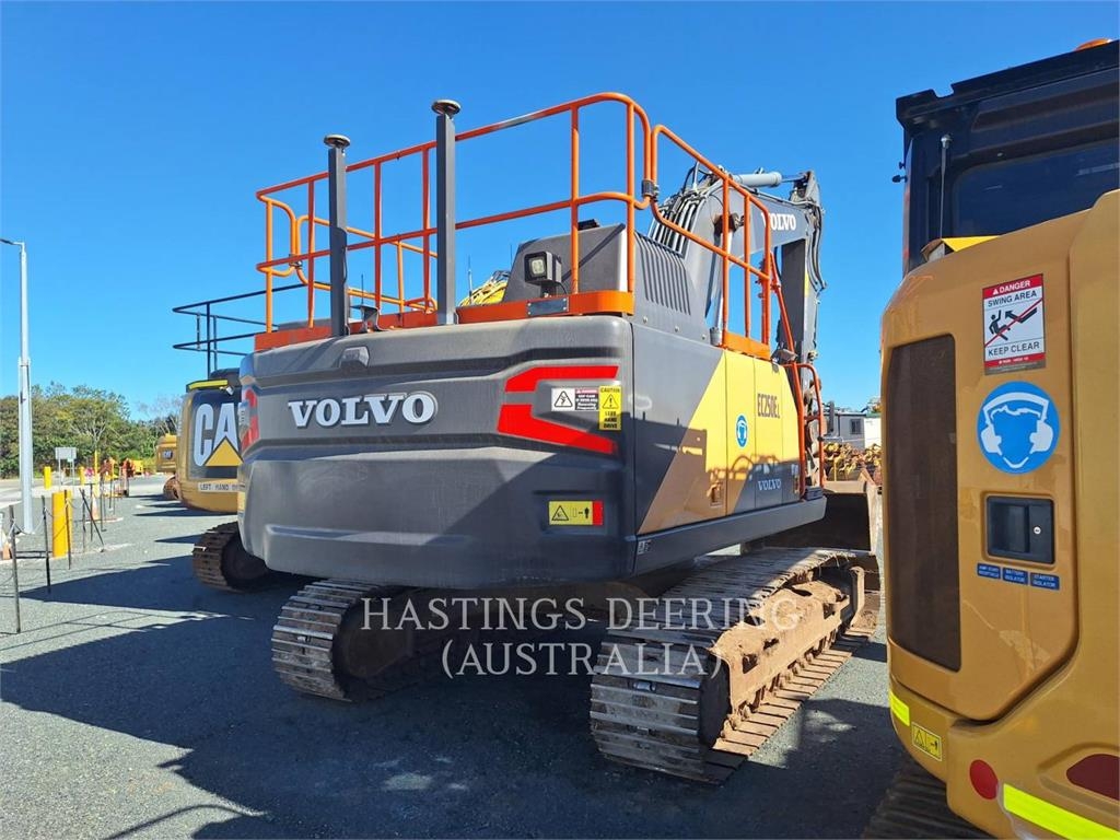 Volvo EC250EL image 3