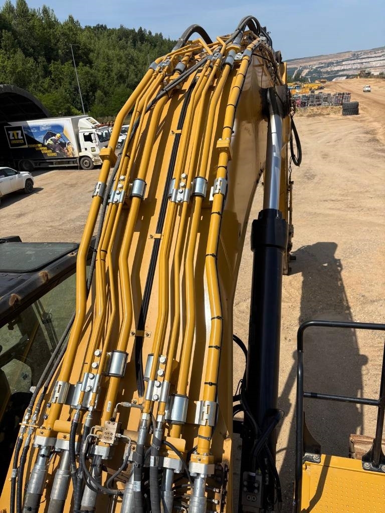 CAT 374 (On Transport)