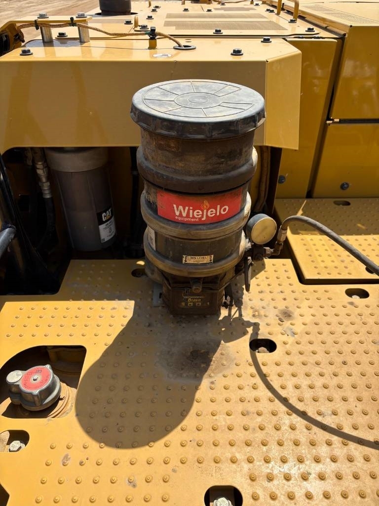 CAT 374 (On Transport)