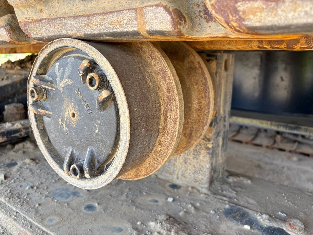 CAT 374 (On Transport)