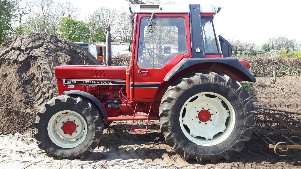 Case IH International 845 XL Tractoren Landbouw Occasions