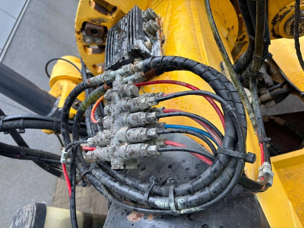 New Holland F 106.6 A