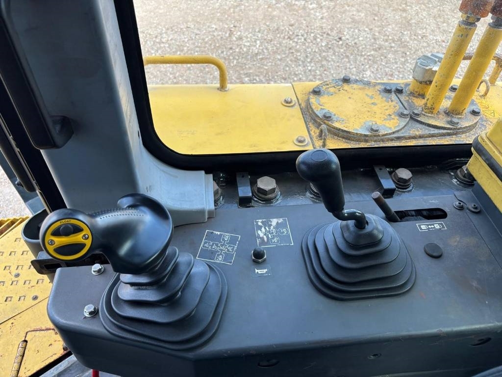 Komatsu D 155 AX-6 (c/w REMOTE CONTROL)