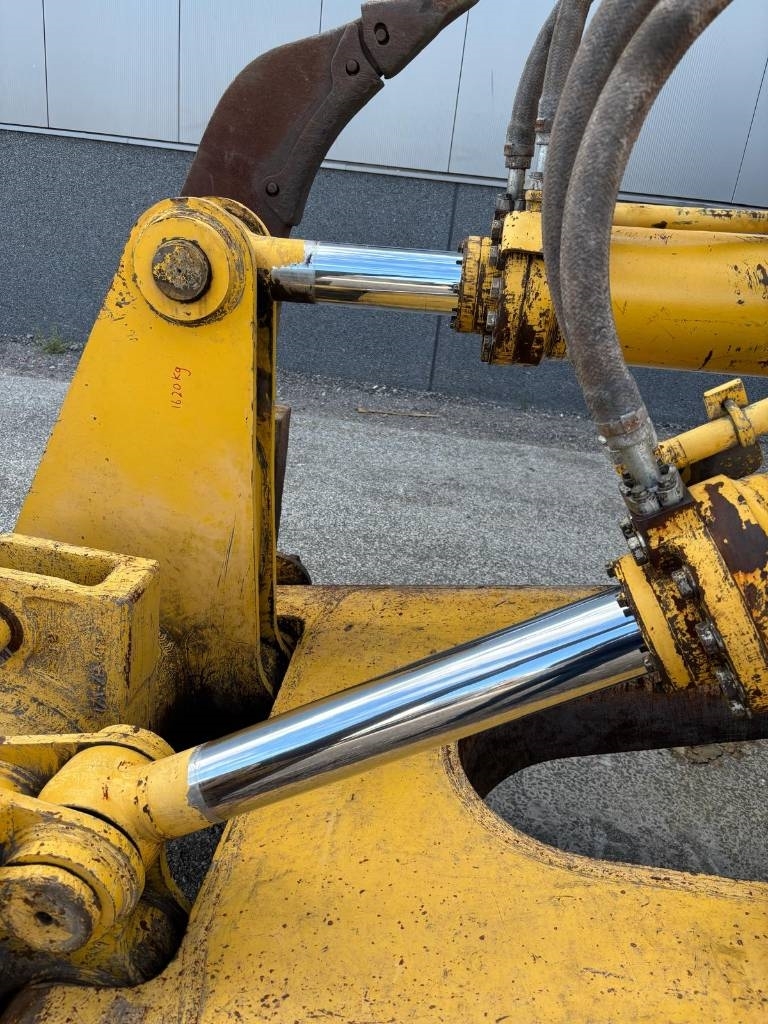 Komatsu D 155 AX-6 (c/w REMOTE CONTROL)