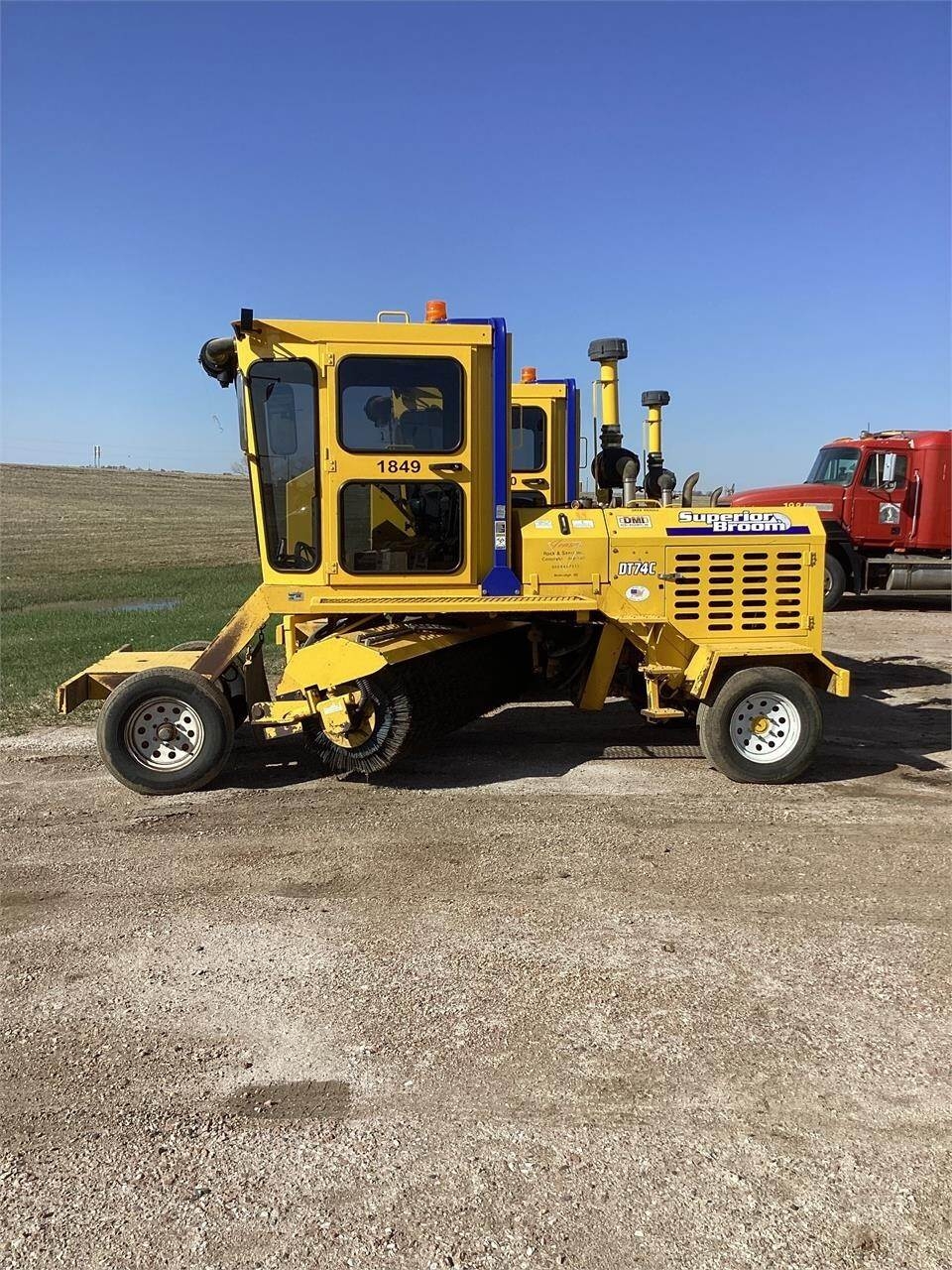 Superior Broom DT74C sn 819286 Sweepers Grounds Care Volvo CE