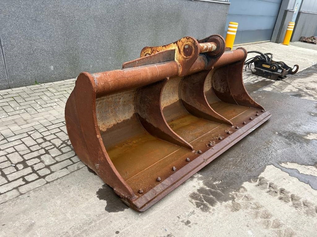 Volvo EC 480 E L coupler + bucket