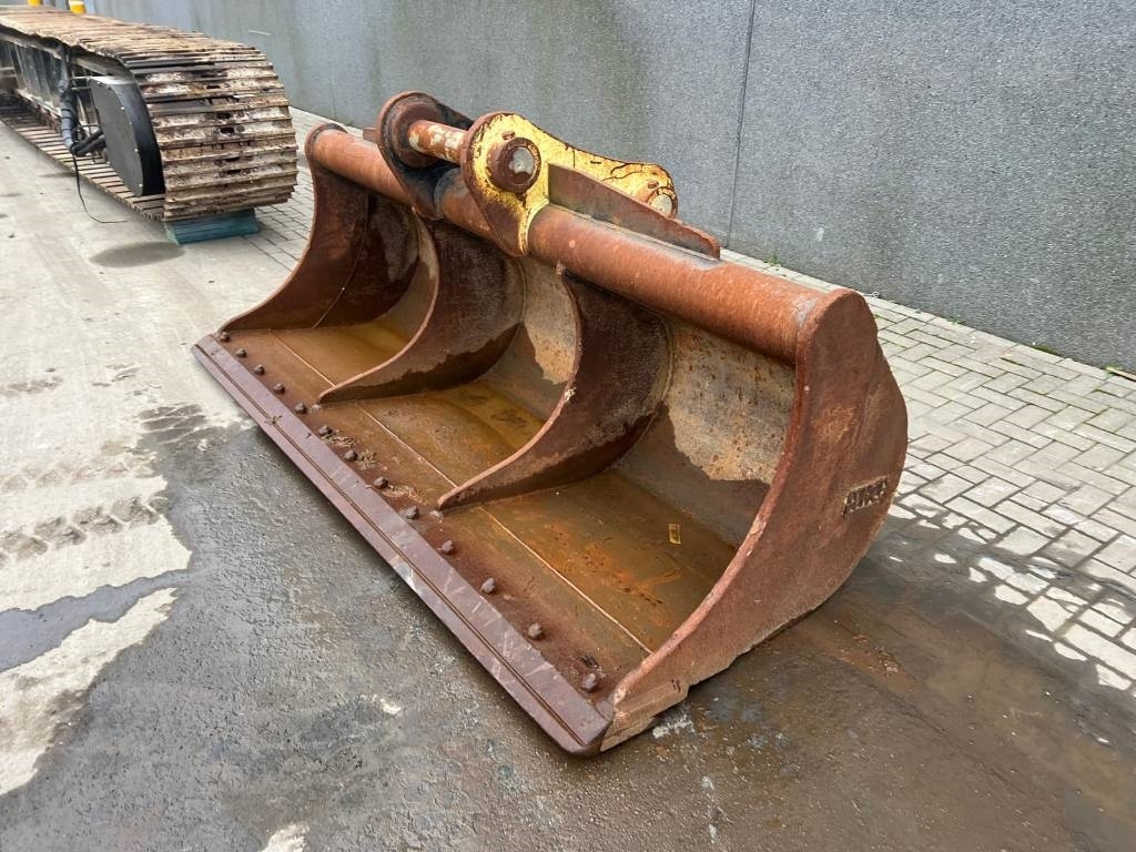 Volvo EC 480 E L coupler + bucket