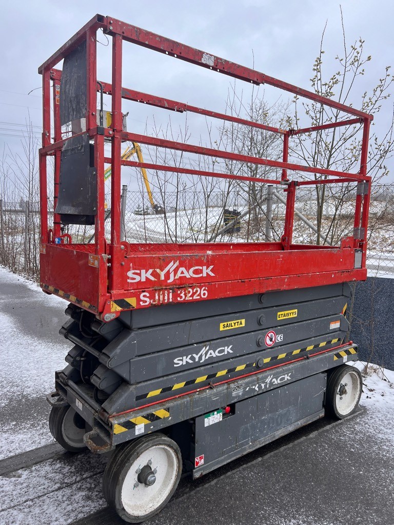 SkyJack SJ III 3226, Saksilavat, Maarakennus