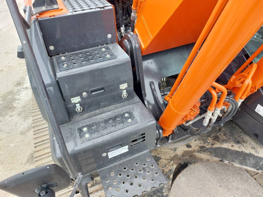 Hitachi ZX210LC-6