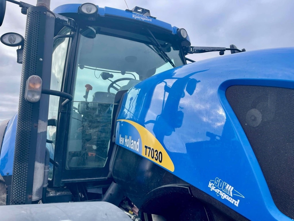 New Holland T 7030