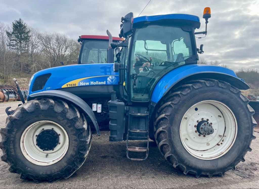 New Holland T 7030