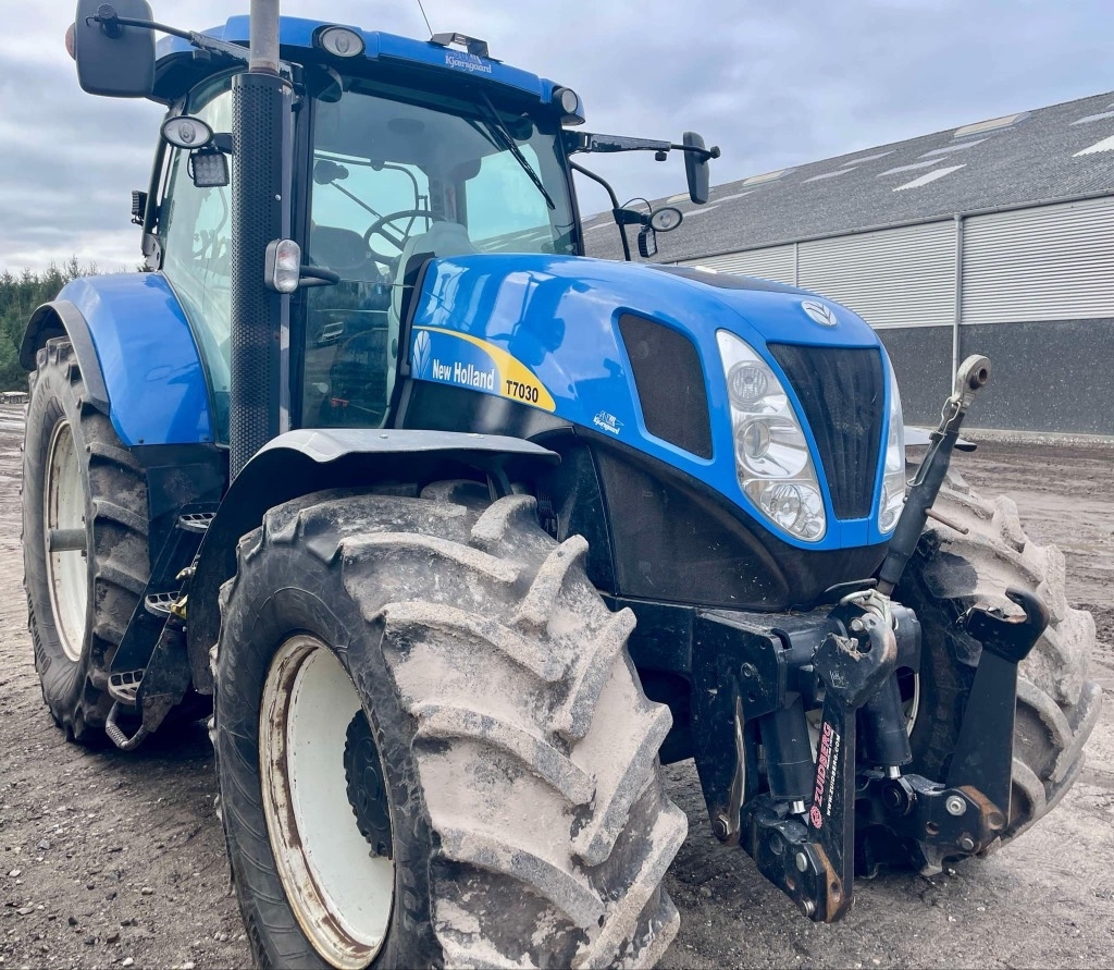 New Holland T 7030