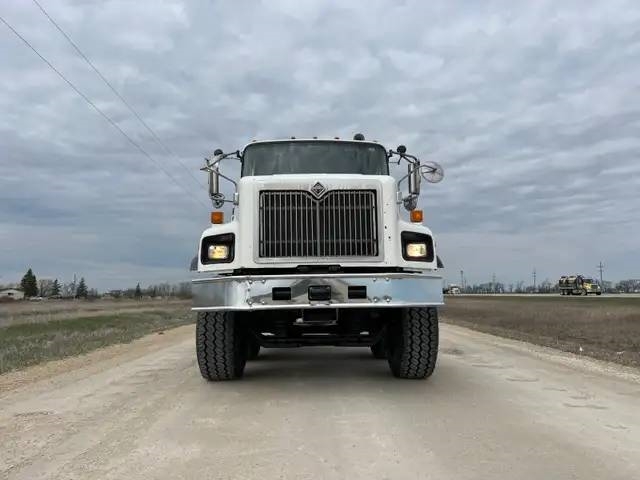 洋書 INTERNATIONAL TRUCKS International PayStar 5600 i