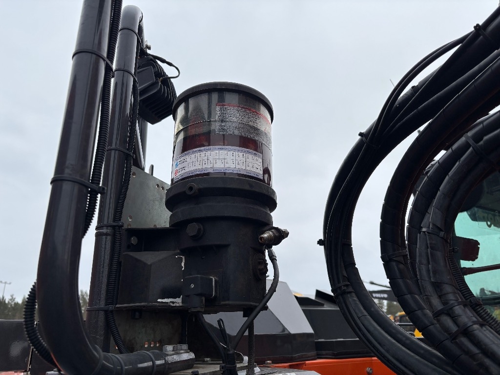 hitachi-zx-135-us-6-pyorittaja,4d4bd333