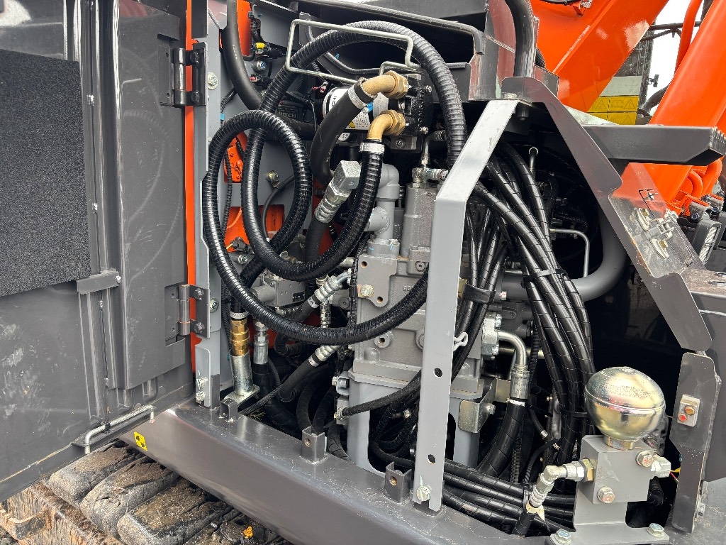 hitachi-zx-135-us-6-pyorittaja,d7ae6ec8