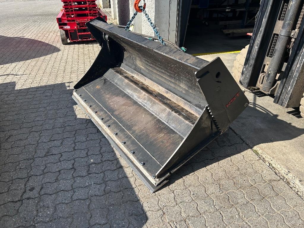 [Other] KST 4 i en skovl