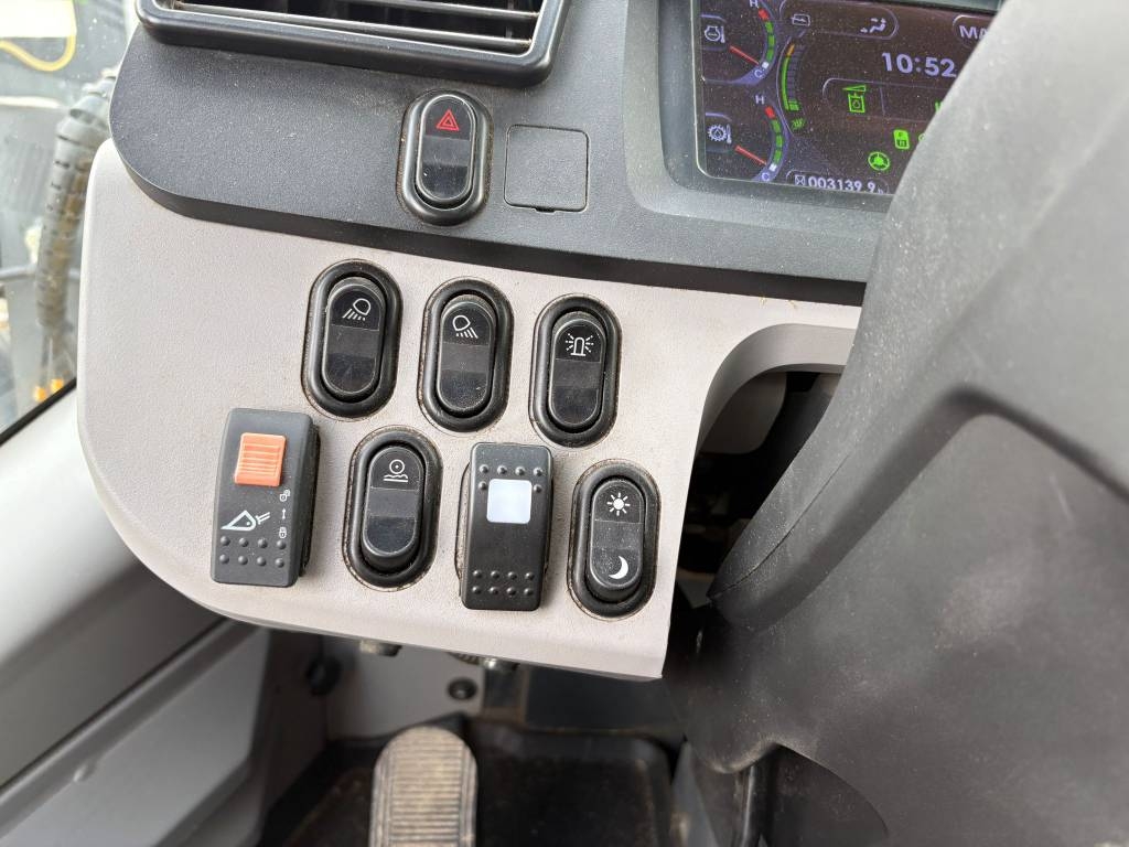 Komatsu WA320-8