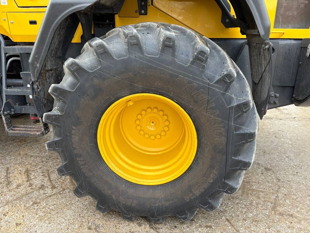 Komatsu WA320-8