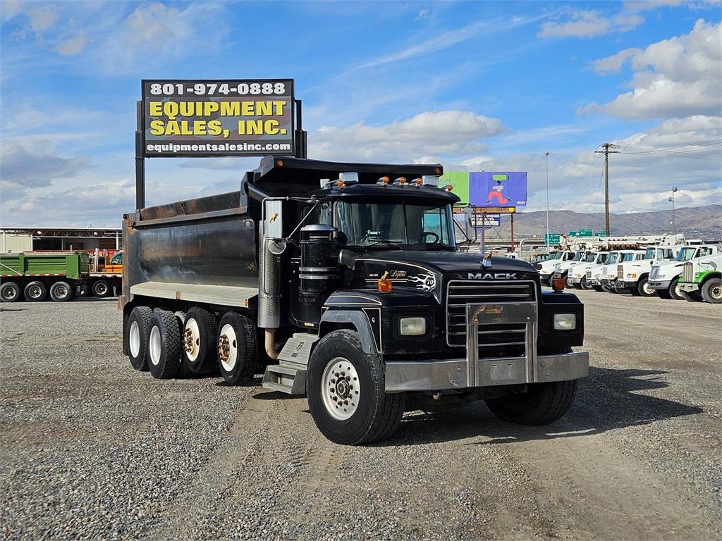 Mack RD690
