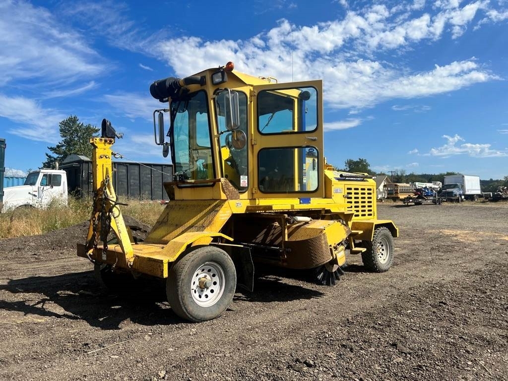 Superior Broom DT80J