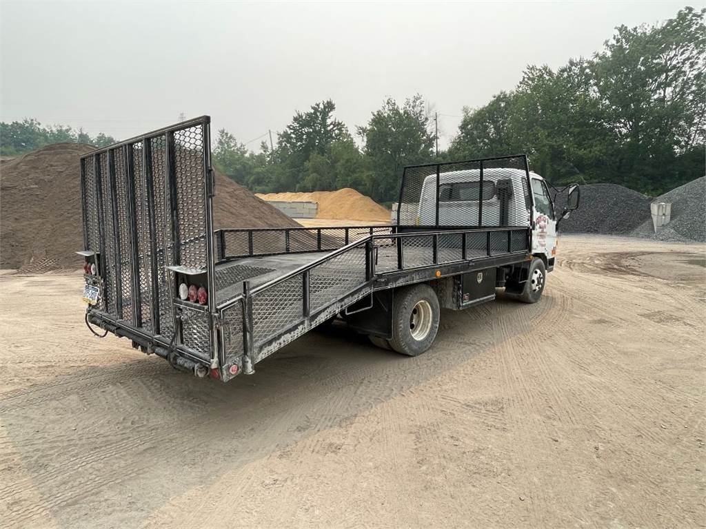 Hyundai HLD150 Flatbed w/ Ramp
