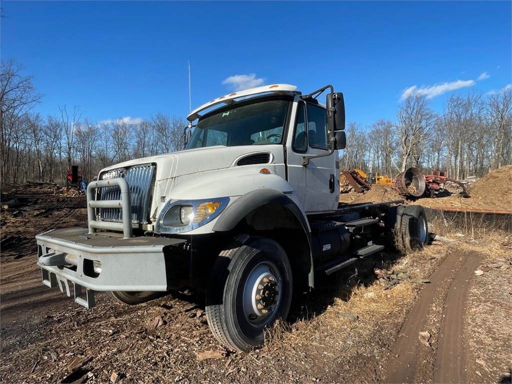 International 7300 4X4 Cab & Chassis