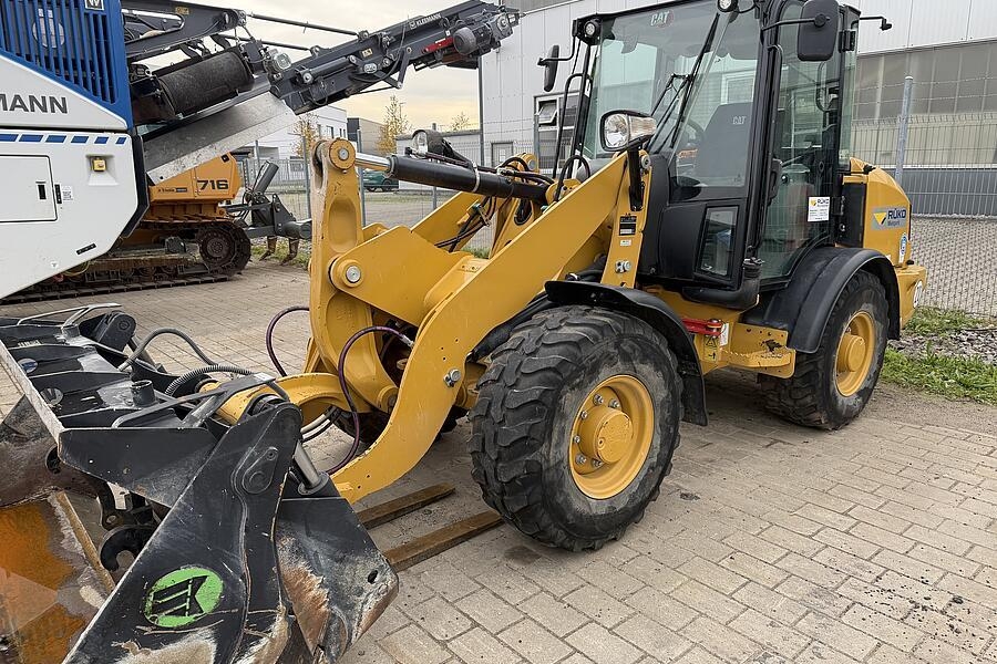 CAT 906 M