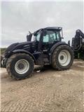 Valtra T214 Direct TwinTrac Kronos skovvogn, Tractores