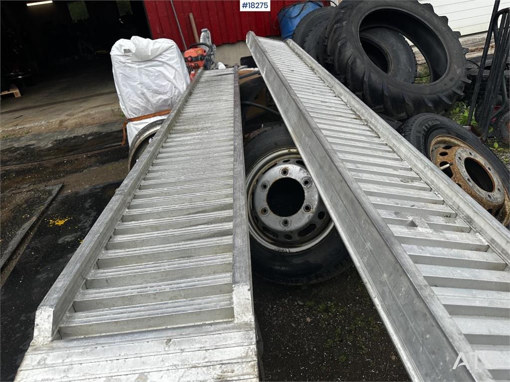 Mercedes-Benz Sprinter 516 w/driving bridges and HIAB crane.