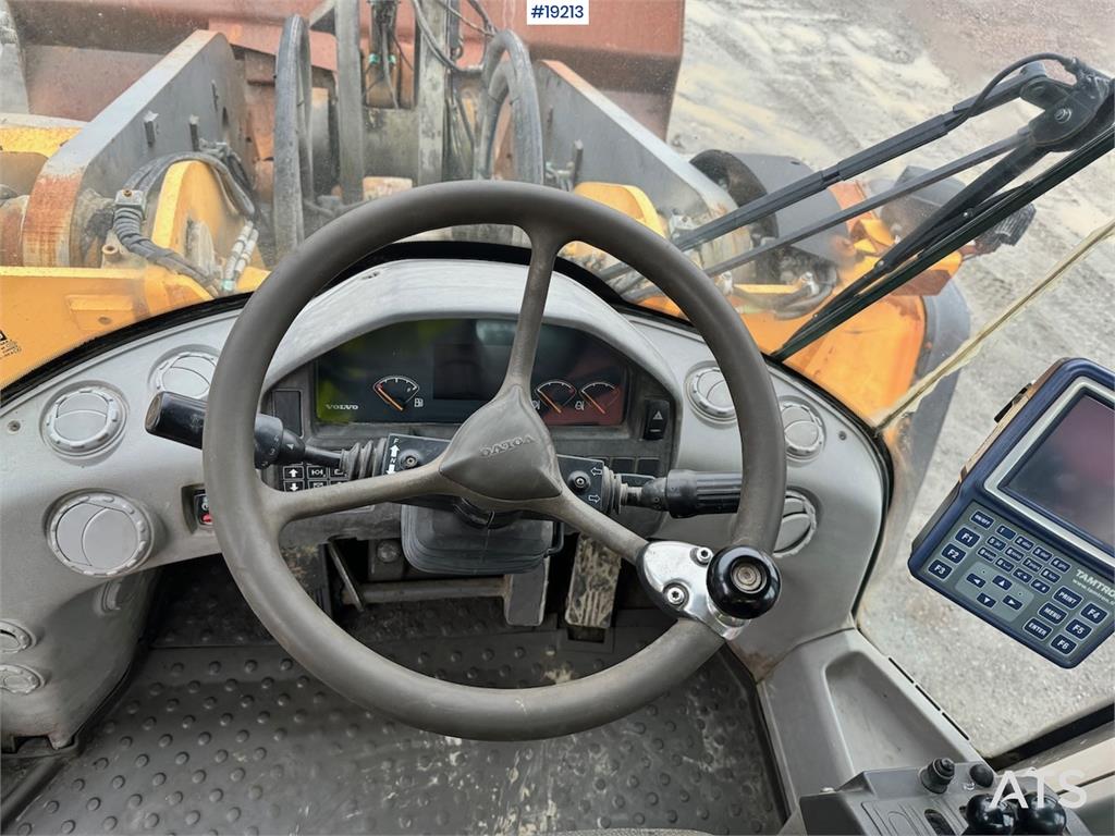 Volvo L220F Wheel loader w/ Bucket, scale and printer.